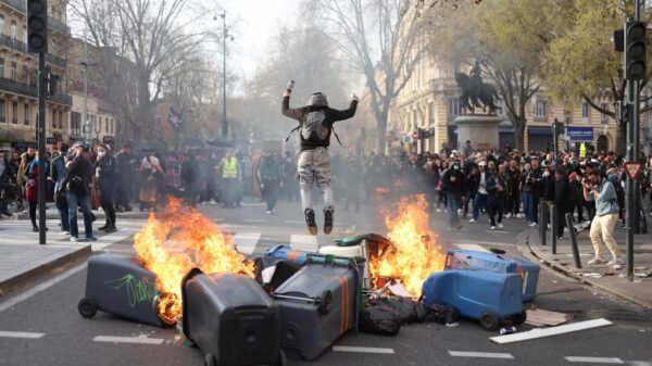 Jovem em protesto na França