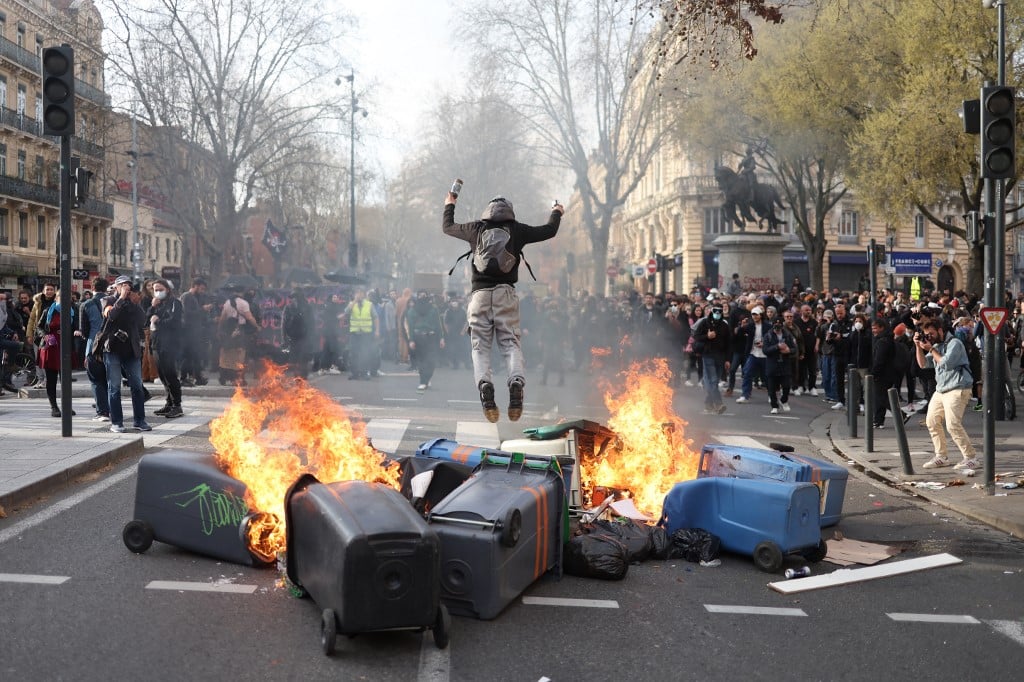 Jovem em protesto na França