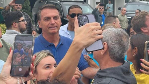 Bolsonaro com apoiadores em Orlando