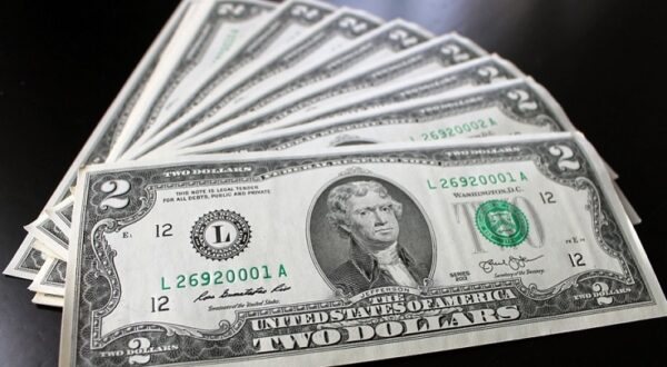 Bolsa fecha em queda puxada por EUA, mas acumula alta na semana; dólar fica em R$ 4,87