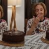 Laura Cardoso ganha bolo em aniversário 96 anos e agrade carinho dos fãs