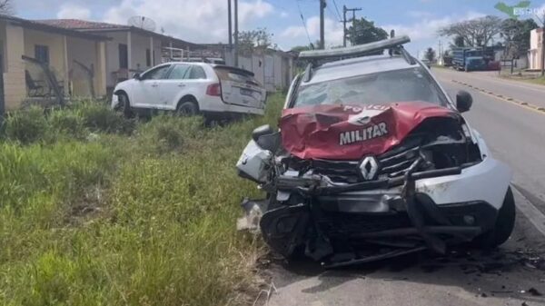 Carro de passeio bate em viatura e policiais ficam feridos | Bnews - Divulgação Reprodução / Estadão Alagoas