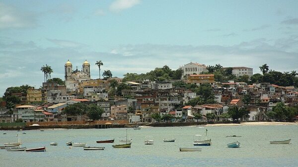 Ataque a Tiros Deixa Dois Homens Feridos em Praia na Cidade Baixa de Salvador