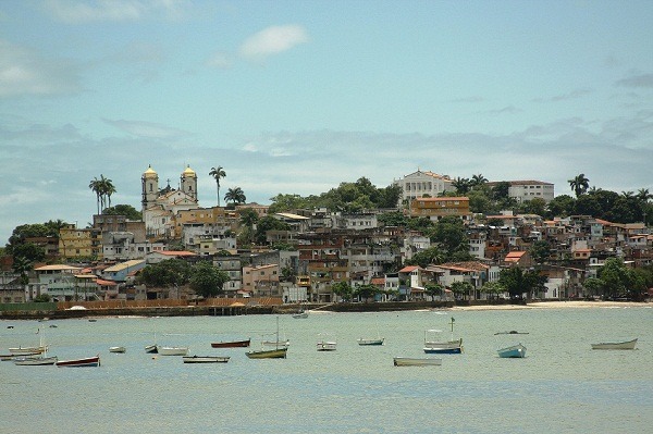 Ataque a Tiros Deixa Dois Homens Feridos em Praia na Cidade Baixa de Salvador