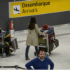 Passageiros que vieram dos EUA chegam ao Terminal 3 do Aeroporto Internacional de Guarulhos. no Brasil, em 22 de setembro de 2014 (Foto de Paulo Fridman/Corbis via Getty Images)