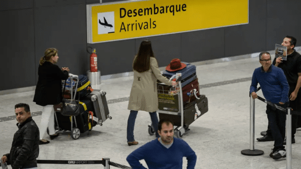 Passageiros que vieram dos EUA chegam ao Terminal 3 do Aeroporto Internacional de Guarulhos. no Brasil, em 22 de setembro de 2014 (Foto de Paulo Fridman/Corbis via Getty Images)