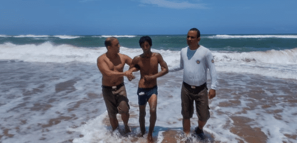 Suspeito de Roubo de Fios é Capturado Dentro do Mar na Orla de Salvador