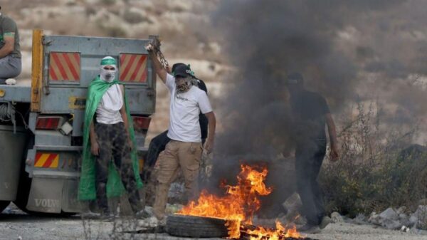 Palestinos queimam pneus de carros e bloqueiam estradas enquanto entram em confronto com as forças israelenses no distrito de Beit El, em Ramallah, Cisjordânia