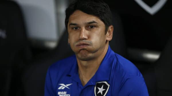 Botafogo decide tirar Lúcio Flávio do cargo, mas só fará anúncio quando tiver novo técnico