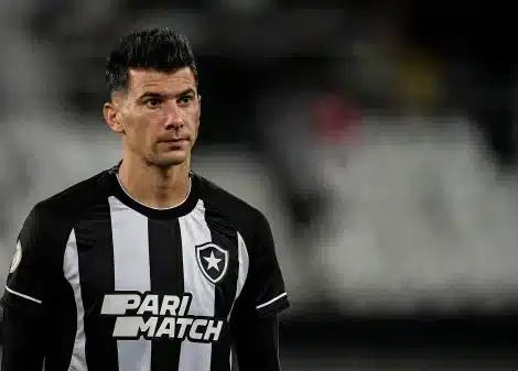 Victor Cuesta e Philipe Sampaio não se reapresentam ao Botafogo; argentino está de saída