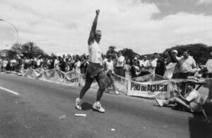 O empresário Abilio Diniz durante sua chegada na Maratona Pão de Açúcar, em 1993 - Luiz Carlos Murauskas/Folhapress