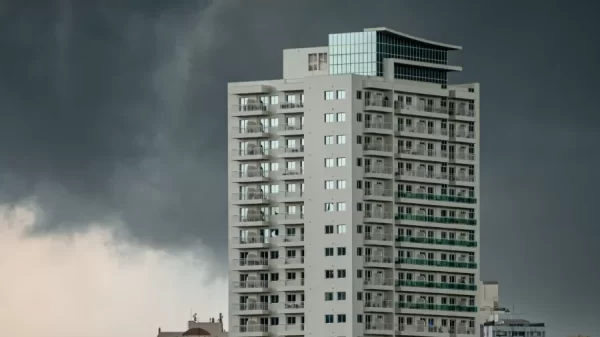 Nuvens carregadas encobrem o céu na zona leste de São Paulo, na tarde desta quarta-feira (31) Imagem: GERO RODRIGUES/O FOTOGRÁFICO/ESTADÃO CONTEÚDO