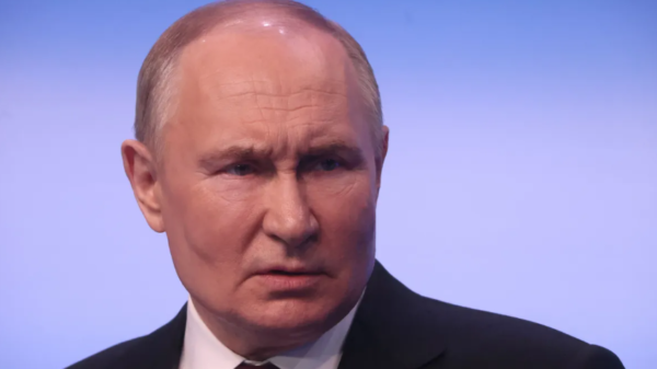 O presidente russo, Vladimir Putin, fala durante sua coletiva de imprensa na sede de sua campanha, no início de março de 18 de março de 2024, em Moscou, Rússia, logo após reivindicar vitória nas eleições que o garantiram um quinto mandato para ficar no poder. Contributor/Getty Images