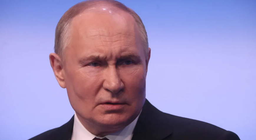 O presidente russo, Vladimir Putin, fala durante sua coletiva de imprensa na sede de sua campanha, no início de março de 18 de março de 2024, em Moscou, Rússia, logo após reivindicar vitória nas eleições que o garantiram um quinto mandato para ficar no poder. Contributor/Getty Images