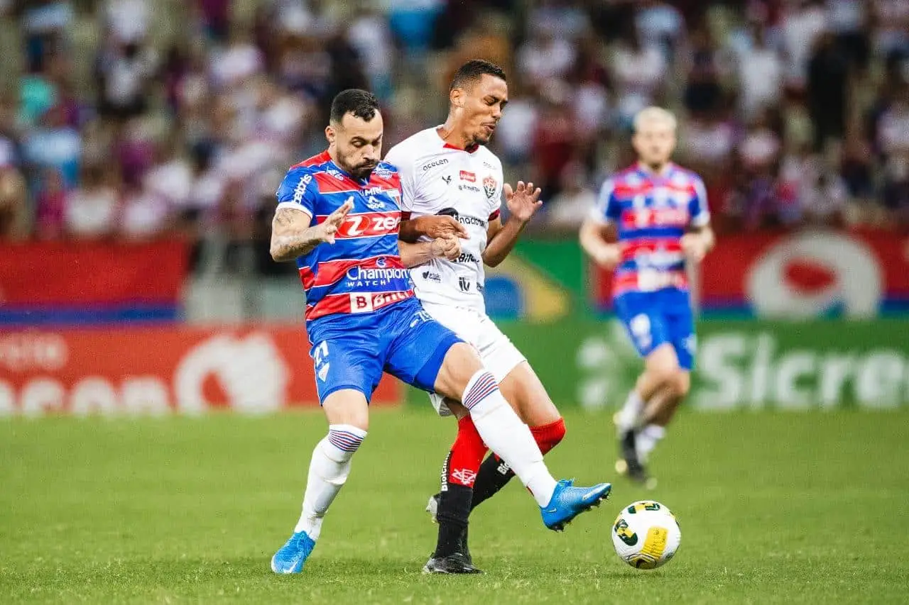 Jogador do Vitória na disputa da bola com Móises do Fortaleza, no Castelão.