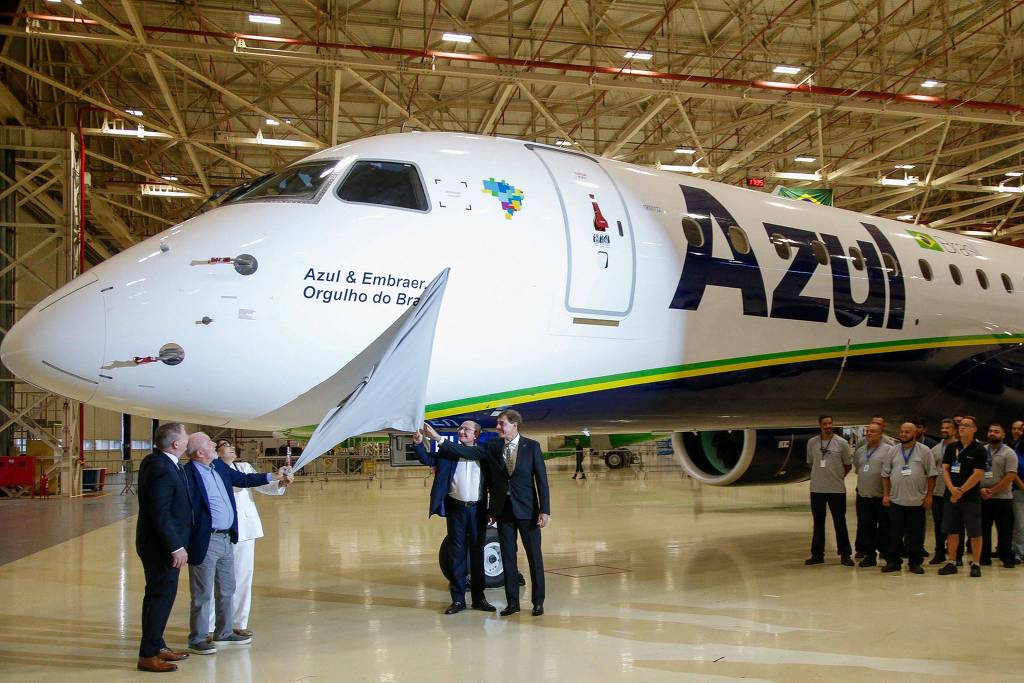 O presidente Lula, a primeira-dama Janja, o vice-presidente Geraldo Alckmin e outras atoridades em evento na sede da Embraer em São José dos Campos - Miguel Schincariol/AFP