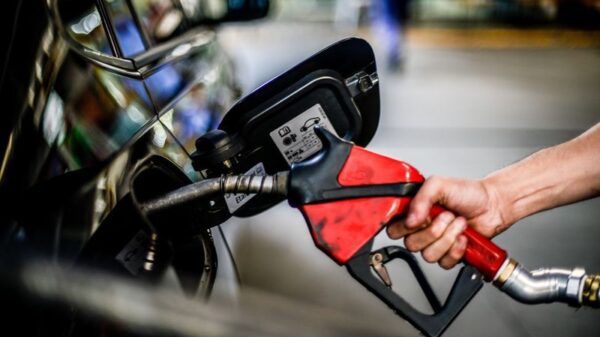 Ajuste no preço da gasolina foi anunciado pela Acelen nesta quinta (18) | Bnews - Divulgação Marcello Casal Jr/Agência Brasil