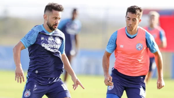 Everton Ribeiro e Carlos de Pena durante treino do Bahia no CT Evaristo de Macedo, em Salvador.