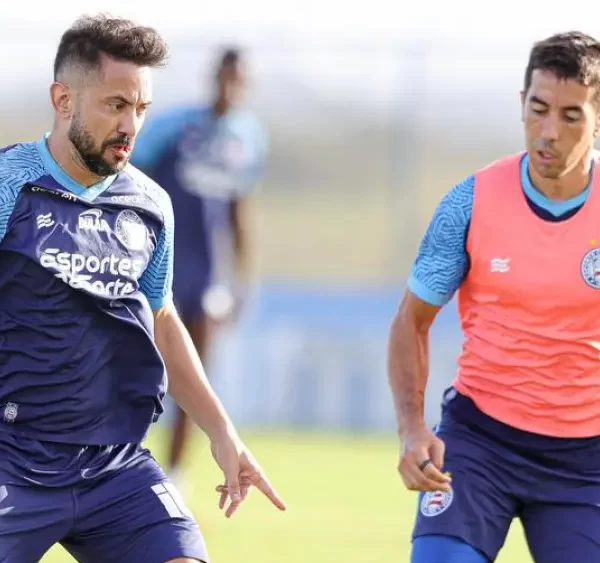 Everton Ribeiro e Carlos de Pena durante treino do Bahia no CT Evaristo de Macedo, em Salvador.