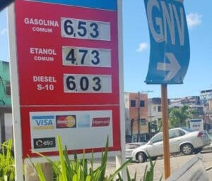 Motoristas se depararam com o aumento de R$0,70 na gasolina em alguns postos na capital baiana| Foto: Cidadão Repórter 