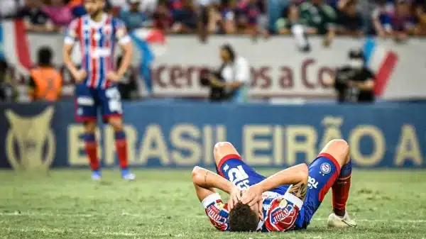 Bahia foi rebaixado ao perder para o Fortaleza em 2021 — Foto: Kely Pereira/AGIF