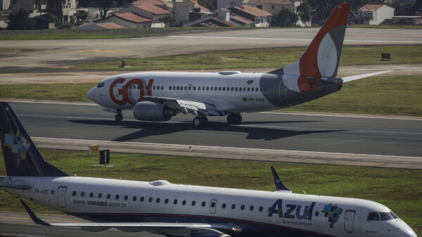 Aviões da Azul e da Gol no aeroporto de Congonhas (SP); companhias acertam fusão - Bruno Santos/Folhapress