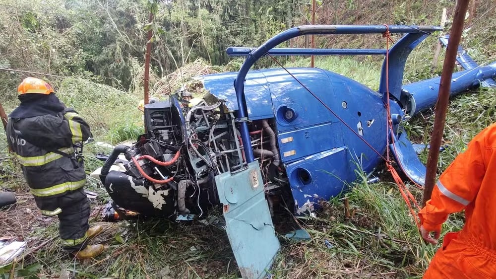 Local da queda do helicóptero em Caieiras, na Grande São Paulo (Foto: Divulgação/Bombeiros/Defesa Civil)