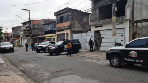 Sete pessoas foram presas em São Paulo por envolvimento no furto de seis carros de luxo dentro de um estacionamento na Vila Olímpia, zona sul da cidade.