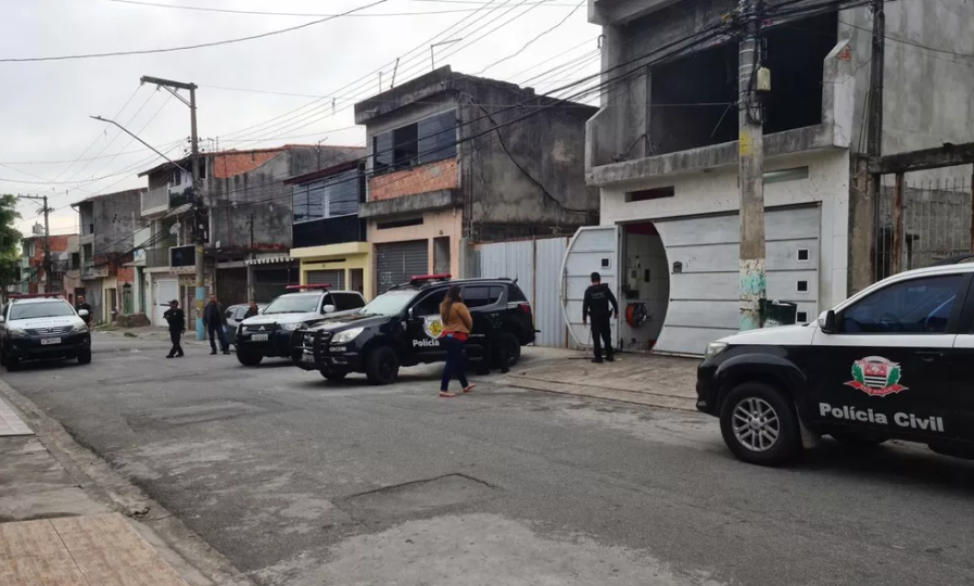 Sete pessoas foram presas em São Paulo por envolvimento no furto de seis carros de luxo dentro de um estacionamento na Vila Olímpia, zona sul da cidade.