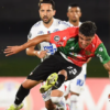 Everton Ribeiro disputa bola com Chiappini durante confronto entre Bahia e Boston River, pela Libertadores (Foto: Dante Fernandez/AFP)