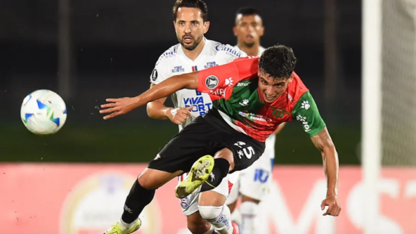 Everton Ribeiro disputa bola com Chiappini durante confronto entre Bahia e Boston River, pela Libertadores (Foto: Dante Fernandez/AFP)