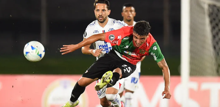 Everton Ribeiro disputa bola com Chiappini durante confronto entre Bahia e Boston River, pela Libertadores (Foto: Dante Fernandez/AFP)