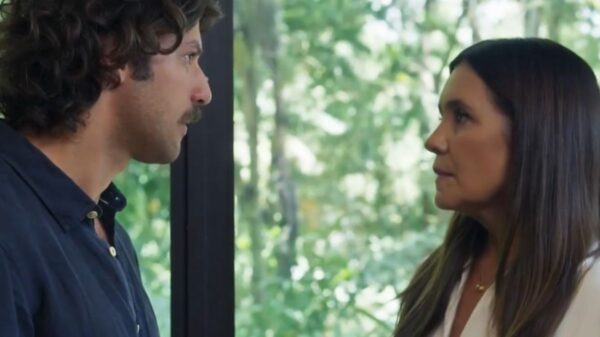 Mércia (Adriana Esteves) e Mavi (Chay Suede) vão se entender no final de "Mania de Você" (Reprodução/Globo)