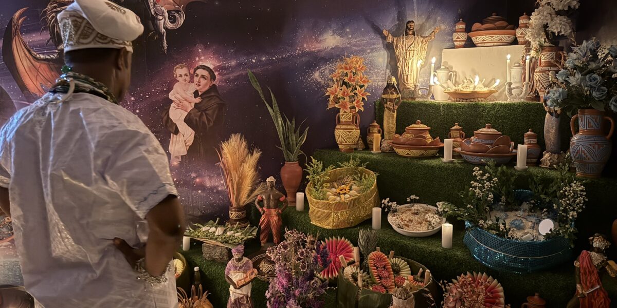 Rituais com elementos consagrados e oferendas com frutas e flores