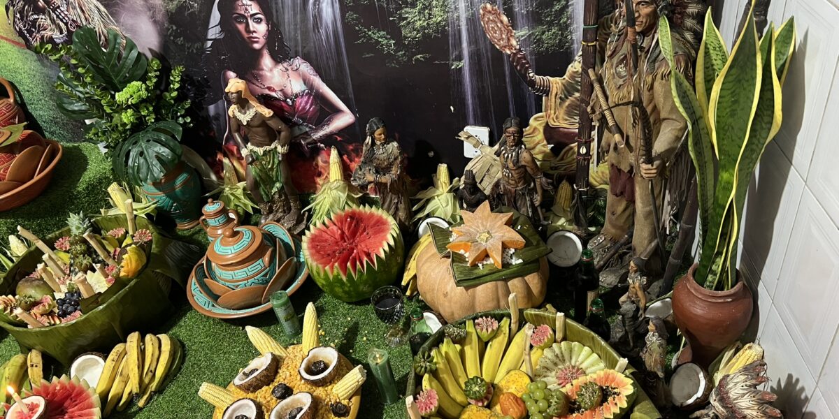 Rituais com elementos consagrados e oferendas com frutas e flores