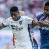 Jean Lucas jogador do Bahia disputa lance com Luiz Henrique jogador do Botafogo durante partida no estádio Arena Fonte Nova pelo campeonato Brasileiro A 2024. Foto: Jhony Pinho/AGIF