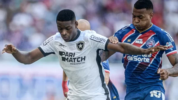 Jean Lucas jogador do Bahia disputa lance com Luiz Henrique jogador do Botafogo durante partida no estádio Arena Fonte Nova pelo campeonato Brasileiro A 2024. Foto: Jhony Pinho/AGIF