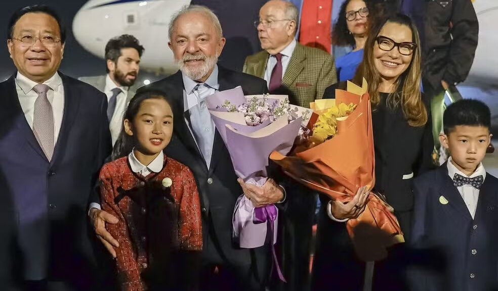 O presidente Lula e a primeira-dama Rosângela Lula da Silva no desembarque em Pequim — Foto: Ricardo Stuckert/Presidência da República
