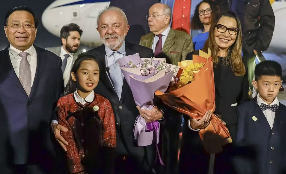 O presidente Lula e a primeira-dama Rosângela Lula da Silva no desembarque em Pequim — Foto: Ricardo Stuckert/Presidência da República