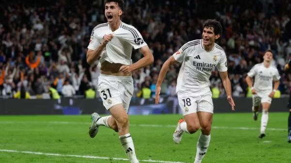 Zagueiro Jacobo Ramón faz o gol da vitória dramática do Real Madrid contra o Mallorca — Foto: Pierre-Philippe