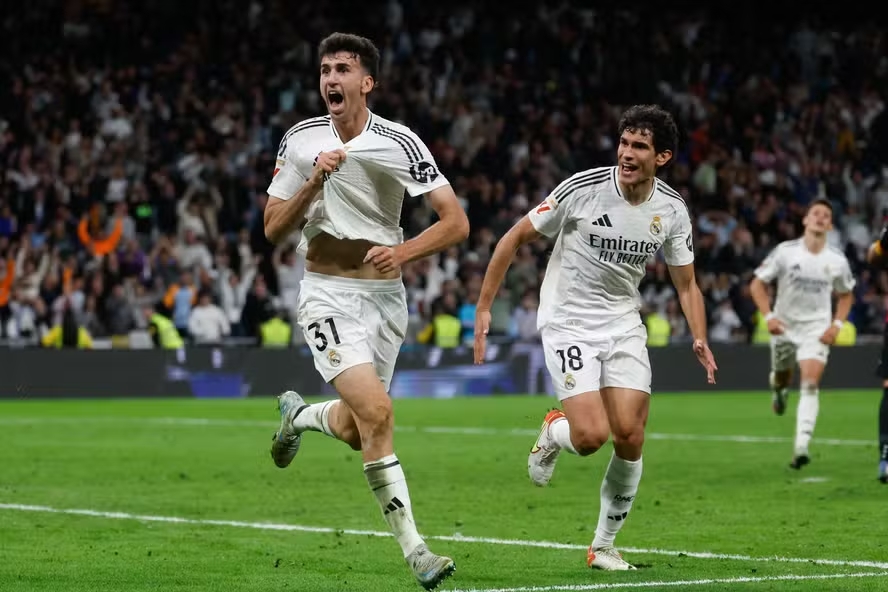 Zagueiro Jacobo Ramón faz o gol da vitória dramática do Real Madrid contra o Mallorca — Foto: Pierre-Philippe