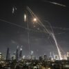 Irã revida e faz ataques a Israel; explosões são ouvidas em Tel Aviv — Foto: AP Photo/Leo Correa