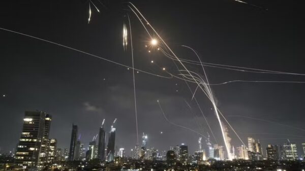 Irã revida e faz ataques a Israel; explosões são ouvidas em Tel Aviv — Foto: AP Photo/Leo Correa