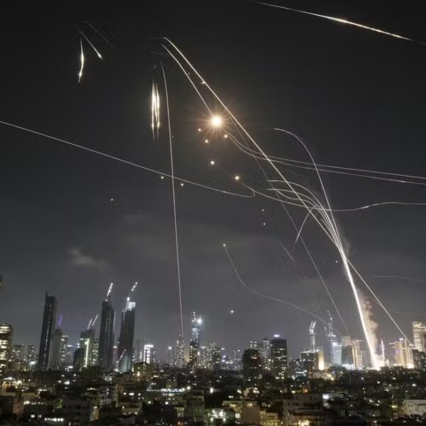Irã revida e faz ataques a Israel; explosões são ouvidas em Tel Aviv — Foto: AP Photo/Leo Correa