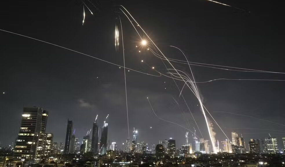 Irã revida e faz ataques a Israel; explosões são ouvidas em Tel Aviv — Foto: AP Photo/Leo Correa