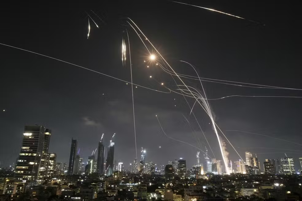 Irã revida e faz ataques a Israel; explosões são ouvidas em Tel Aviv — Foto: AP Photo/Leo Correa