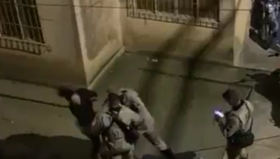 Policial agride mulher durante abordagem na Bahia • Reprodução