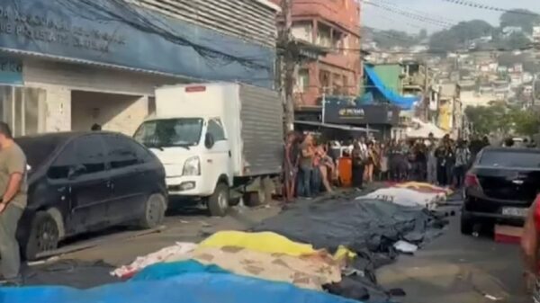Moradores relatam ter encontrado 74 corpos no Complexo da Penha, levando-os para a Praça São Lucas em meio à operação policial | Bnews - Divulgação Reprodução / SBT