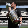 Raphael Rezende com a taça da Libertadores. Ele trabalhou no Botafogo em 2024 — Foto: Vítor Silva/Botafogo