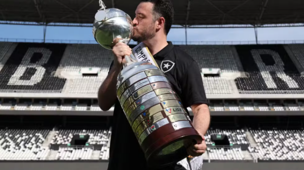 Raphael Rezende com a taça da Libertadores. Ele trabalhou no Botafogo em 2024 — Foto: Vítor Silva/Botafogo